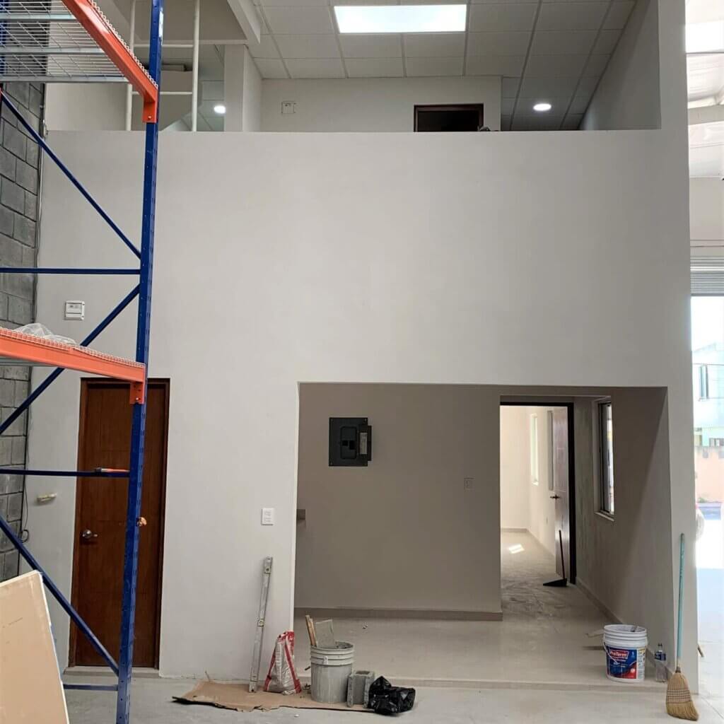 Aplicación de pintura en bodega en Monterrey