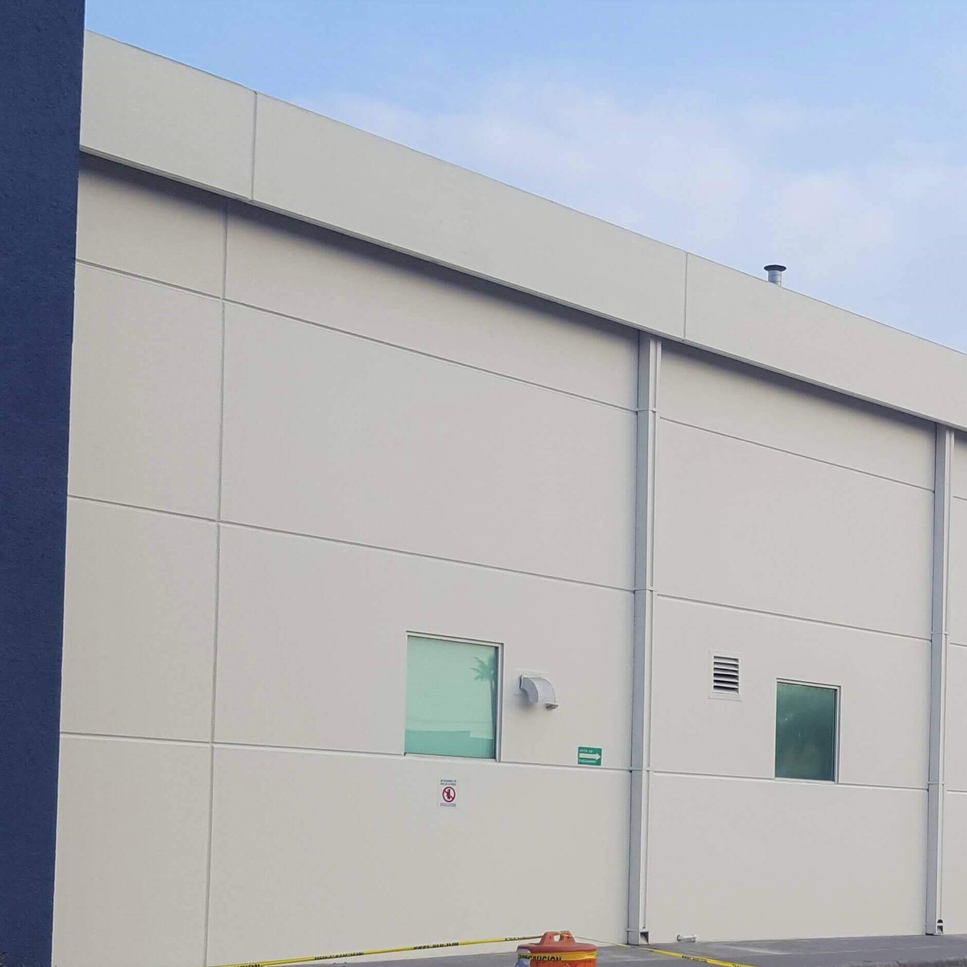 Aplicación de pintura industrial en fachada de nave industrial en Monterrey