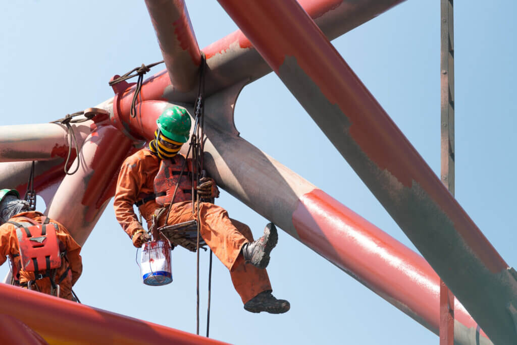 Aplicación de recubrimiento anticorrosivo en estructura metálica industrial en Monterrey