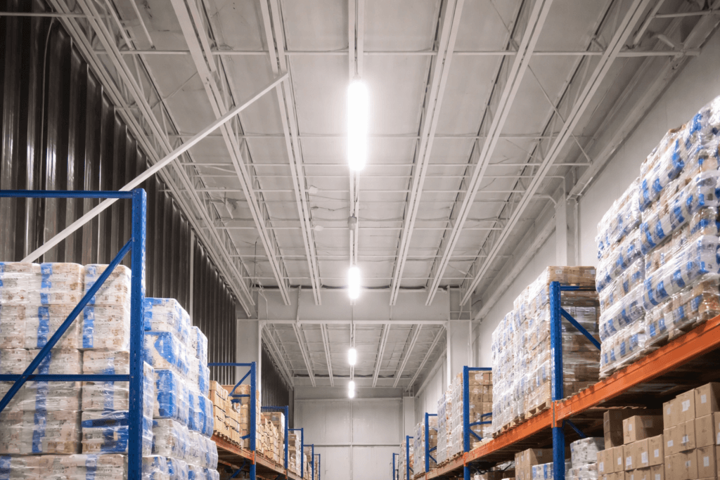 Aplicación de pintura industrial en área operativa y almacén en Monterrey